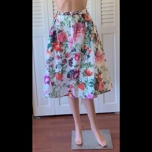 SPRING!!❤️Fun and Flirty Floral Skirt!❤️NWT!